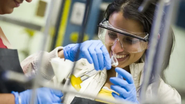 Student working in a Chemistry lab.